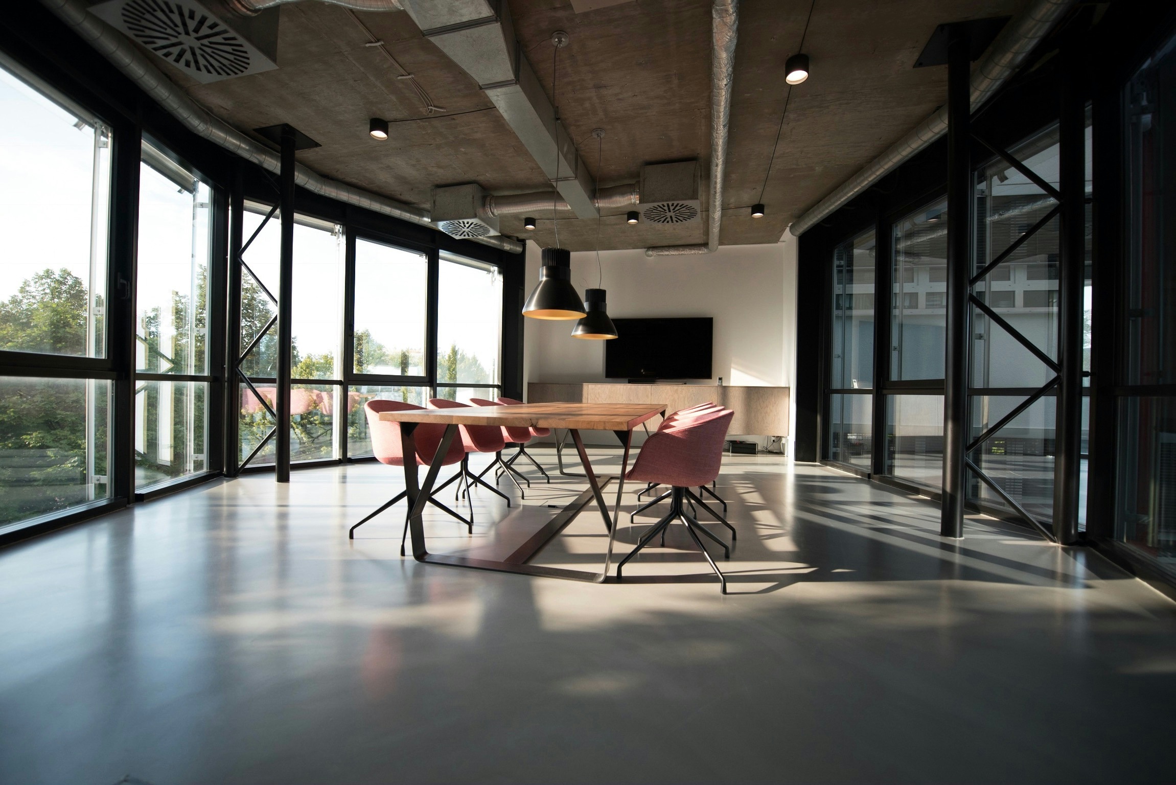Espace de bureau commercial avec vitrage pleine hauteur