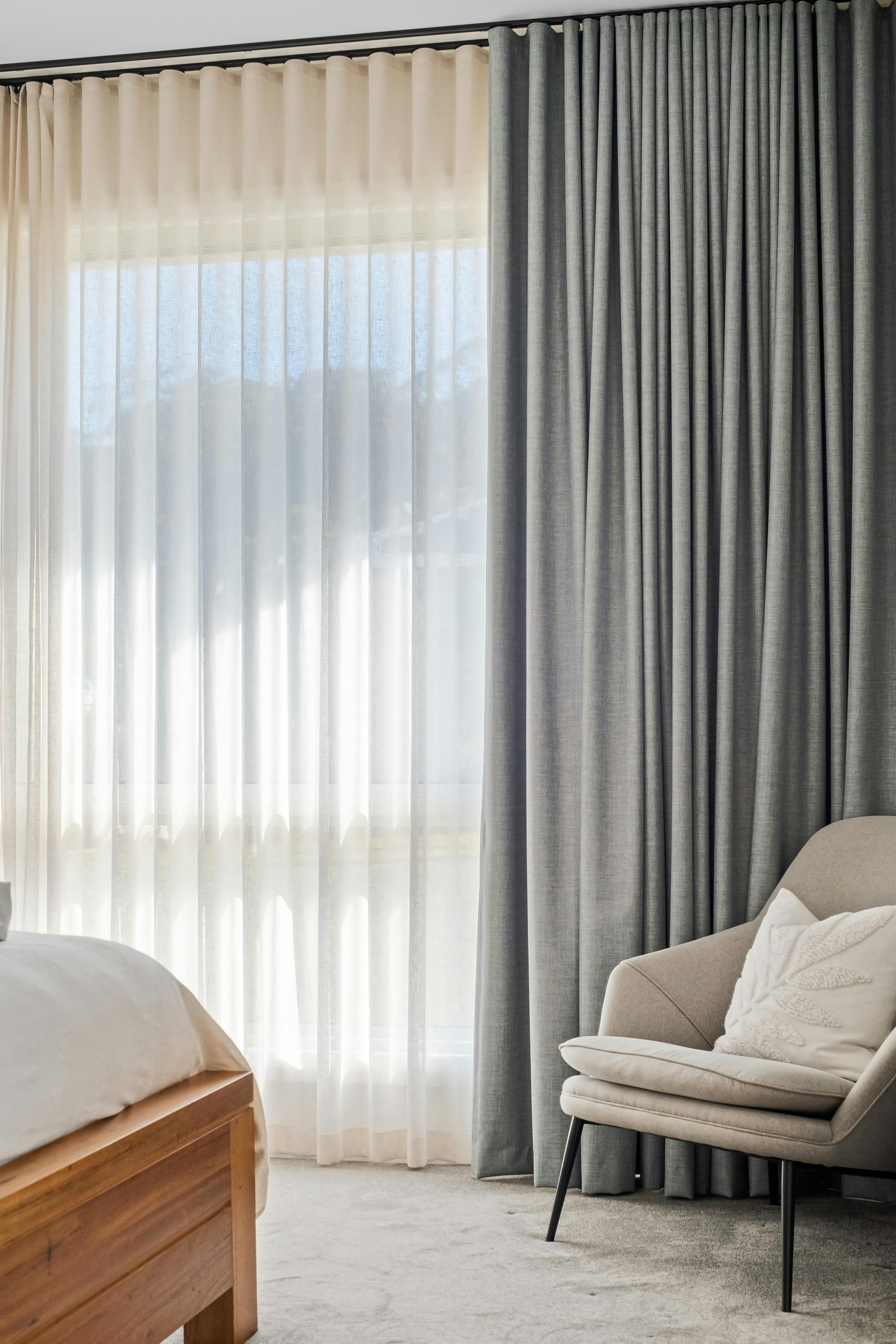 Intérieur lumineux — rideaux et voilages, habillage résidentiel typique Installix